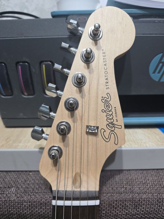 Электрогитара Fender Squier Debut Stratocaster в матовом черном цвете