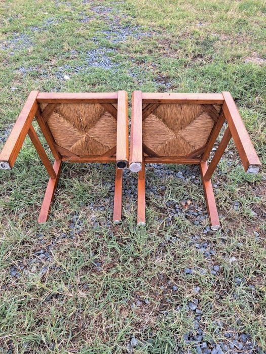 Дървени столове с ратанови седалки