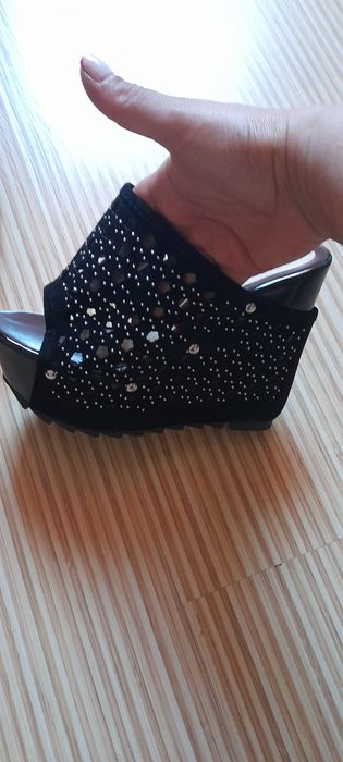 дамски чехли на платформа-60лв.Спортни чехли Calvin Klein-45лв.