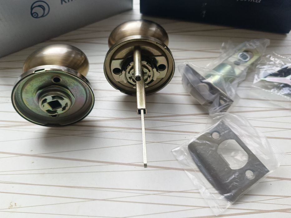 Дверные ручки с замком.