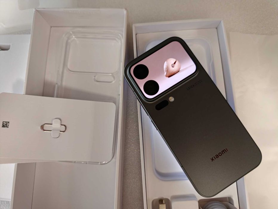 Чисто нов Xiaomi 18  PRO  12/256GB ЧЕРЕН