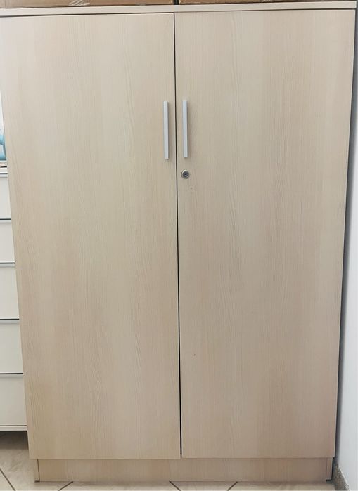 Canapea piele si mobilier showroom haine