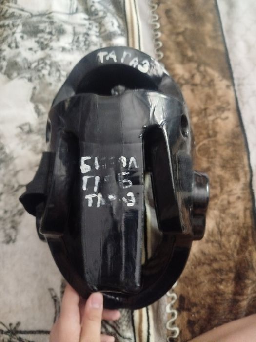 Шлем с забралом для единоборств