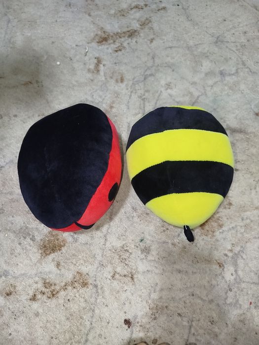 Мягкие плюшевые игрушки в виде божьей коровки и осы.