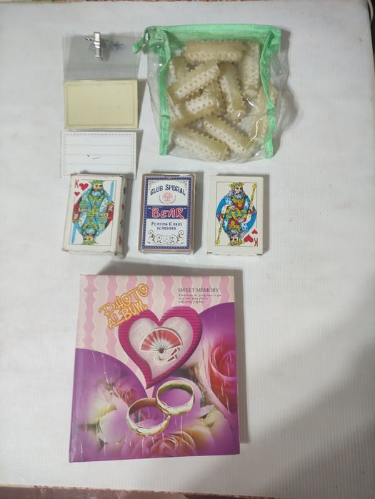 Продаю игральные карты,фотоальбом,бэйджики