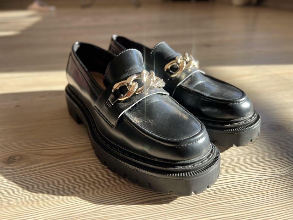 Затворени обувки с масивни подметки и катарами