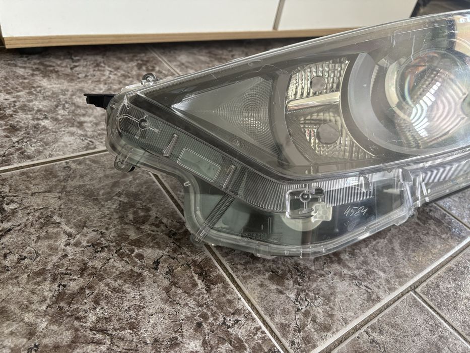 Ляв фар за Тойота Ярис / Toyota Yaris 2019-