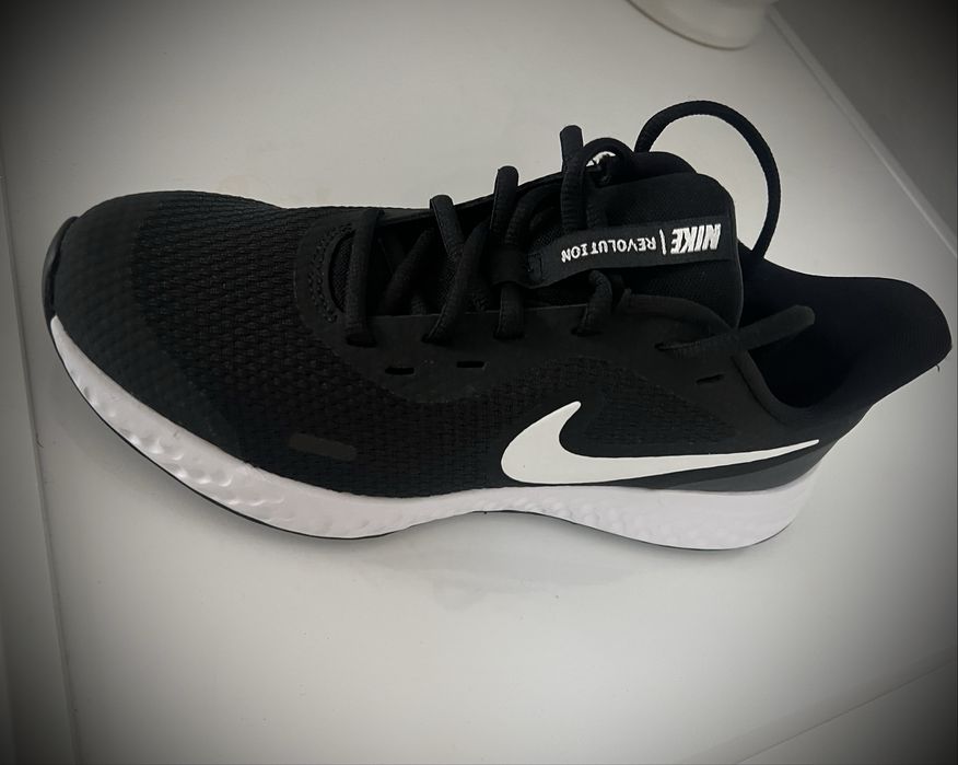 Adidasi NiKe Revolution