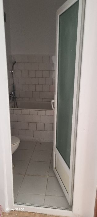 Închiriez apartament cu două camere parter