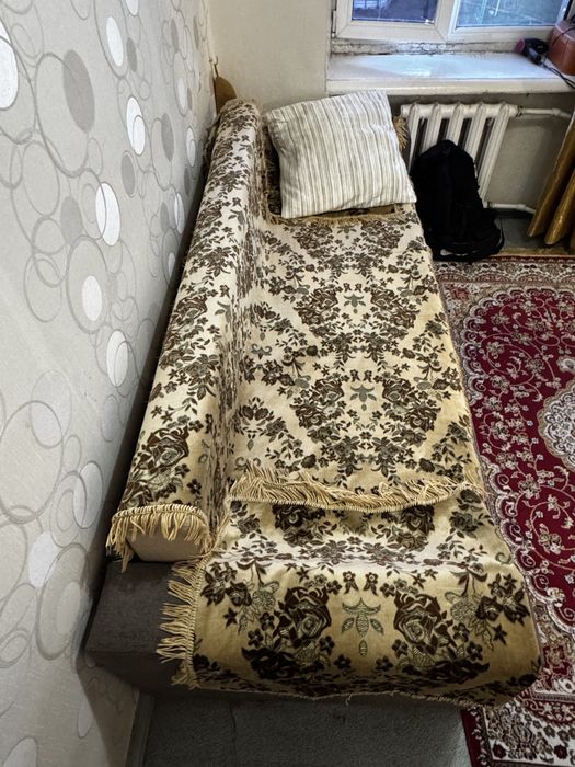 Диван и сервант в нормальном состоянии