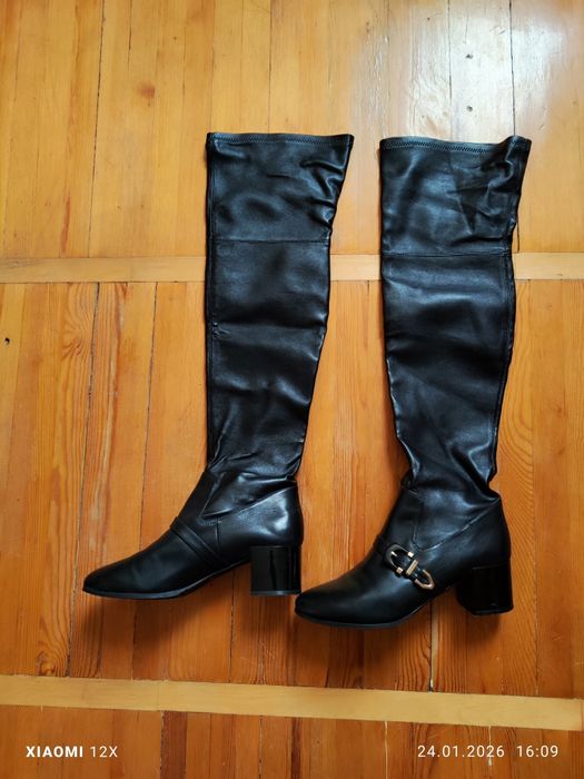 Женские сапоги, ботфорты. Кожаные. В отличном состоянии.  38 размер.