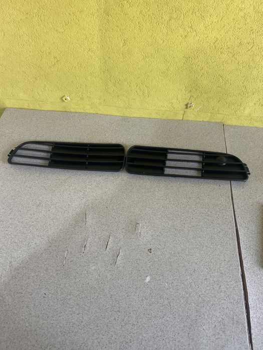 Продаеться запчасть решетка бампера Ауди -80 Б-4