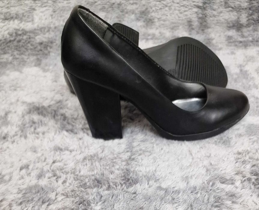 Туфли на каблуках.