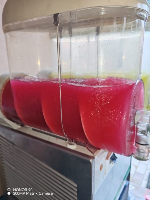 Aparat  dozator suc granita bras ugolini italian, 2 cuve, stare foarte buna. Fulgi cu gheata sau băuturi reci