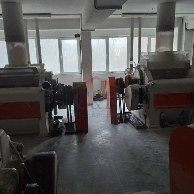 Продава се Промишлена сграда в Велико Търново, Център - 5000 кв.м за 123 €/кв.м - Снимка #2