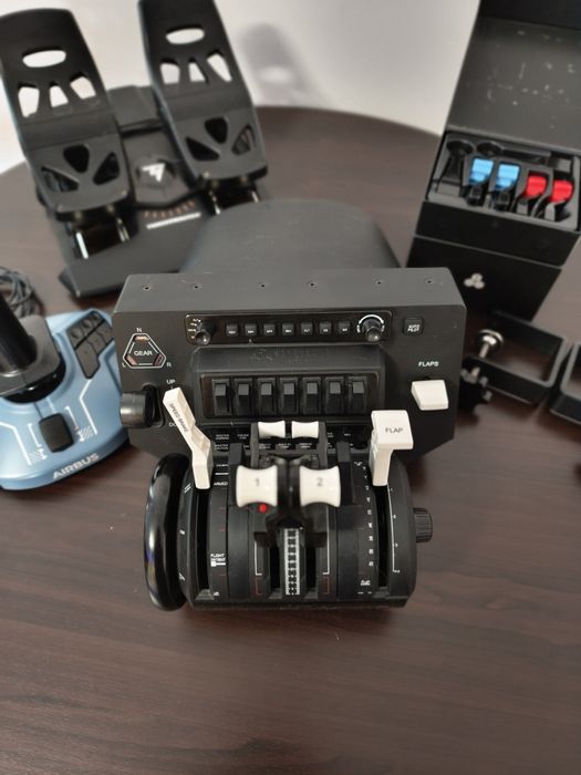 Honeycomb Bravo Throttle + Thrustmaster  Controller Airbus + Paloniere