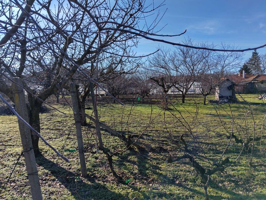 Продава тухлена къща с гараж