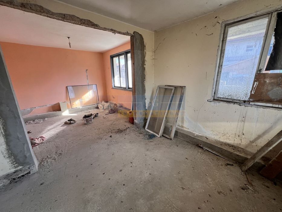 Къща с двор 760 кв.м_лице на 3 улици