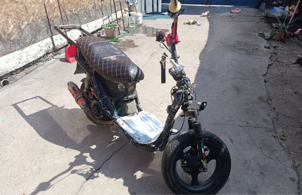 планшет два мопеда японец и китаец