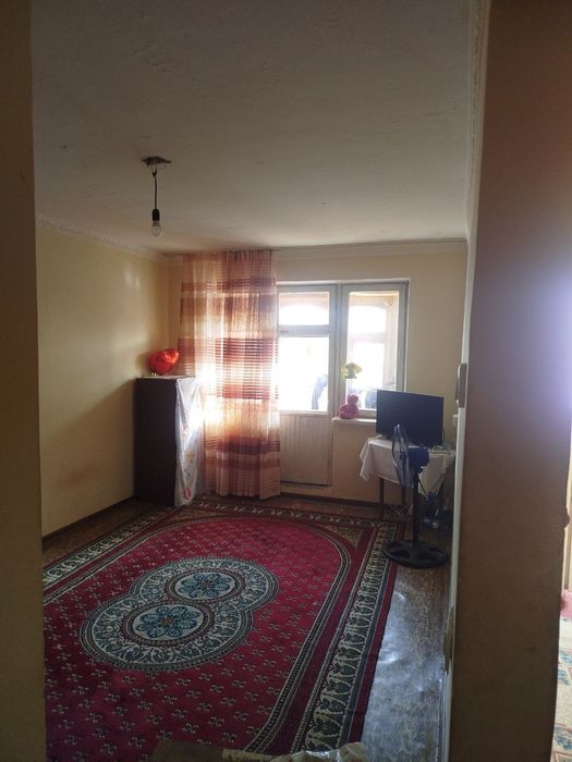 Срочно  Продаётся 1 ком квартира в чирчике 8 мкн 4 этаж