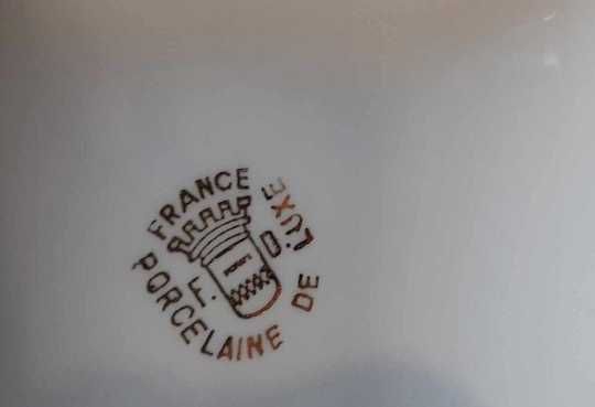 Френска сувенирна бутилка с мини чашки и троен сет от костен порцелан