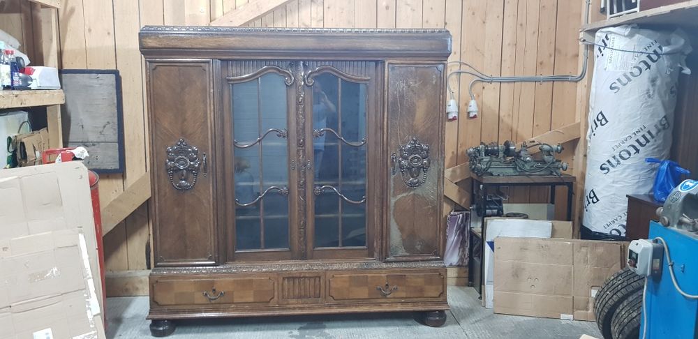 Vitrina antica sculptata