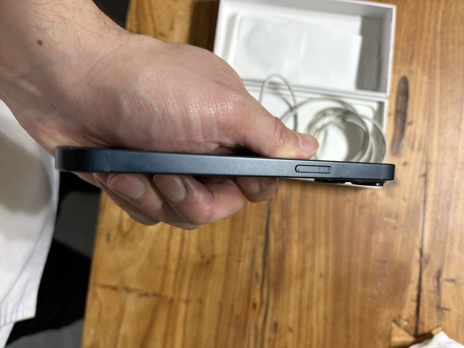 Продам iphone 13 128g