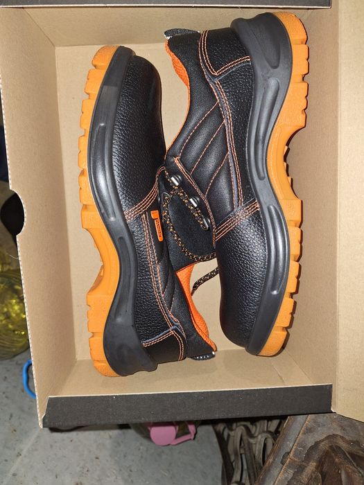 Продавам обувки обезопасени