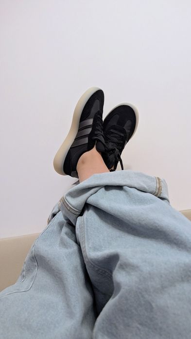 Adidasi piele intoarsa