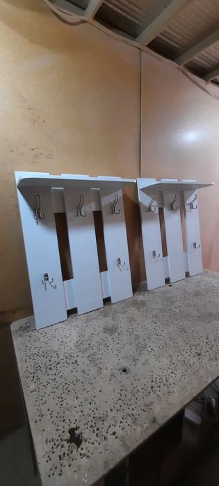 Продам вешалки настенные.