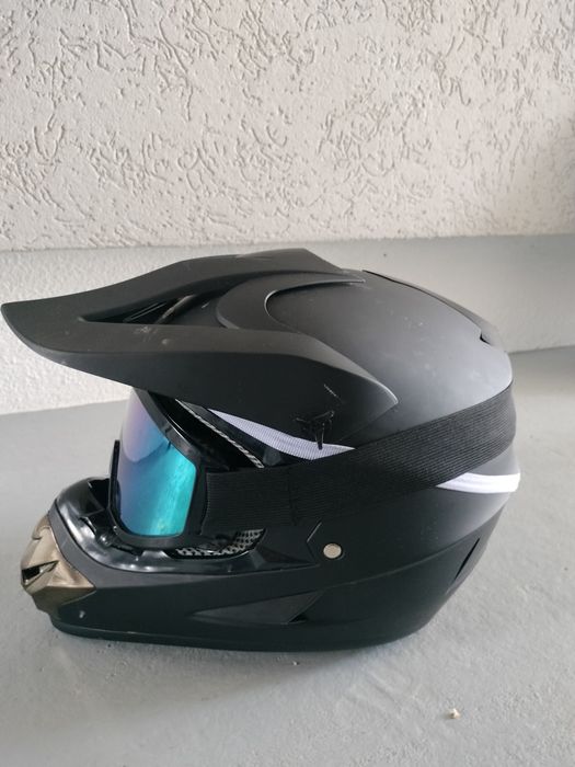 Vand casca pentru motocicleta cu tot cu cagula și  ochelari