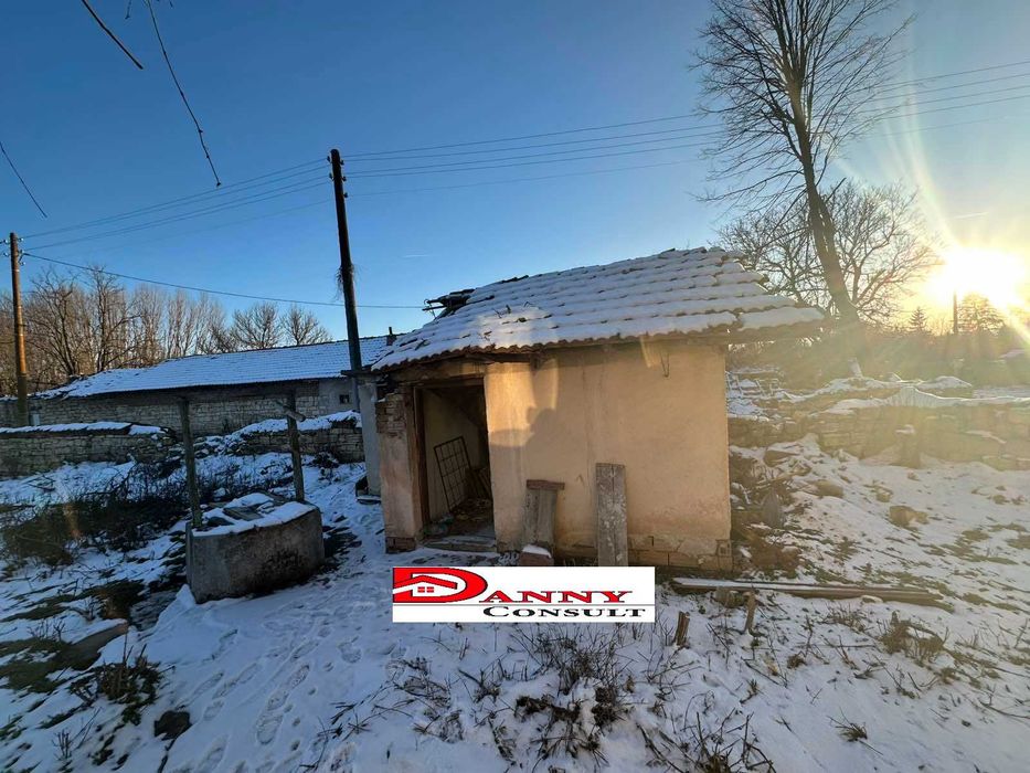 Стара къща с двор и кладенец в с. Горски Сеновец