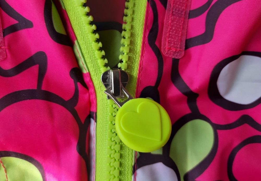 Продам очень красивую курточку! Водонепроницаемая, со светоотражающими