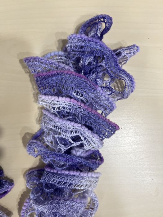 Лилав ръчно плетен шал