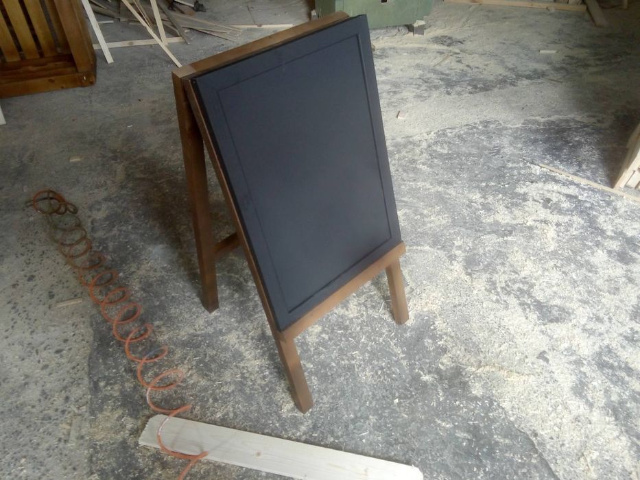 Черна дъска със статив