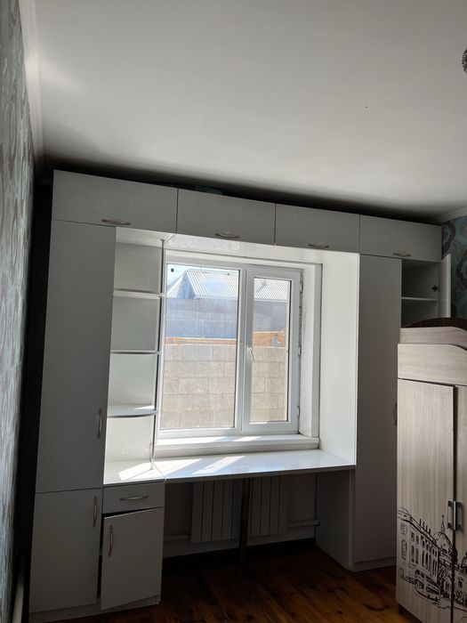 Настенный шкаф с дверями