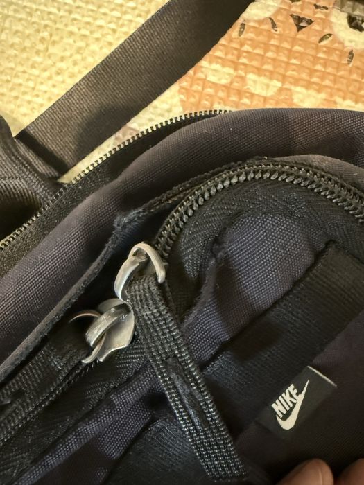 Дамски чанти и раница със забележки