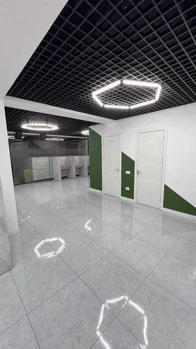 Отдельностоящее здание с ремонтом вдоль дороги