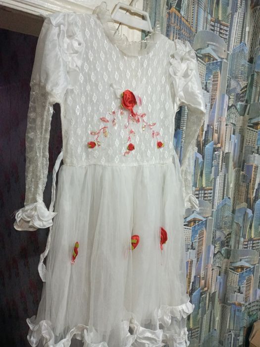 Продам платье на девочку новогодняя размер 36