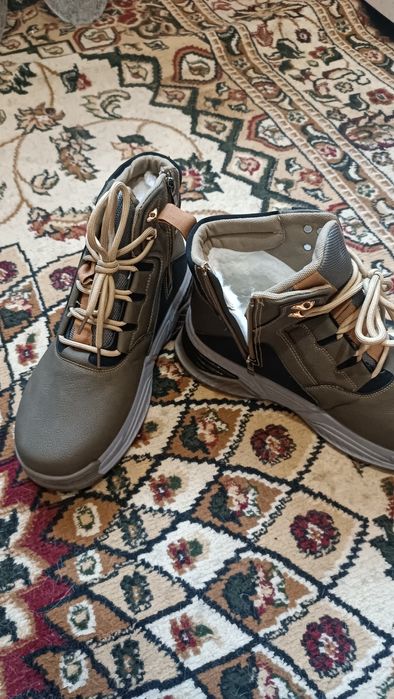 Продам мужские ботинки