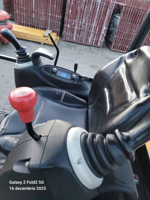 Miniescavator jcb model 8018 3 cupe și rampi