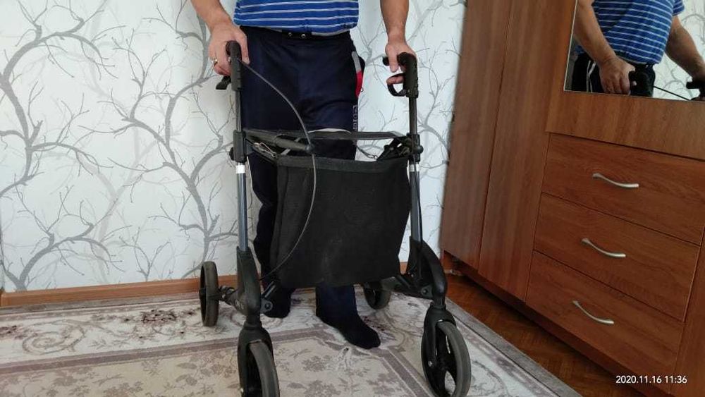 Ходунки ролятор, для передвижения инвалидов.