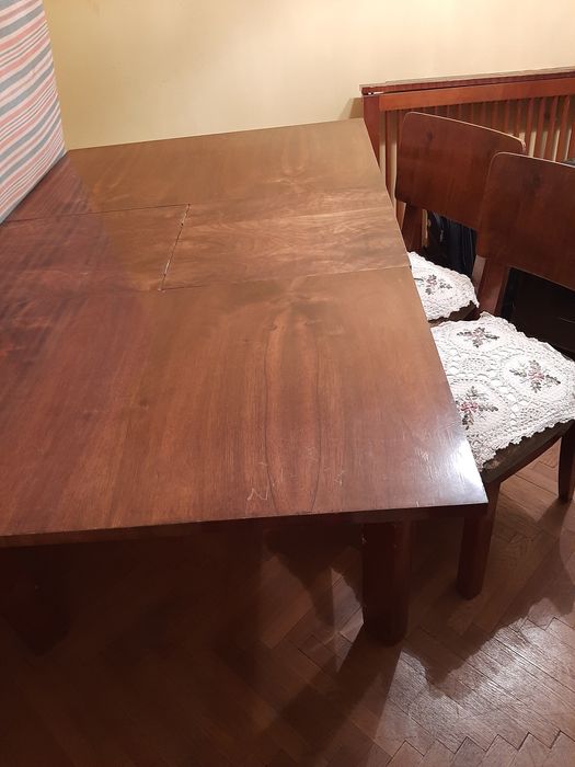 Vand Masa extensibila de 6 /10 persoane cu 6 scaune tapițate din lemn masiv furniruit în stare bună. Preț 1200 lei negociabil.