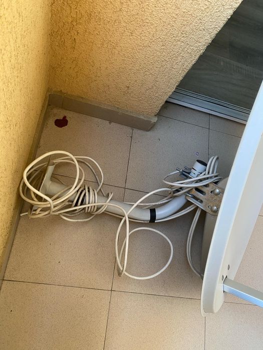 Сателитна чиния със стойка