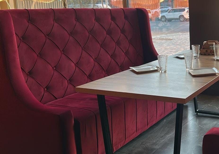 Диваны красные и синие