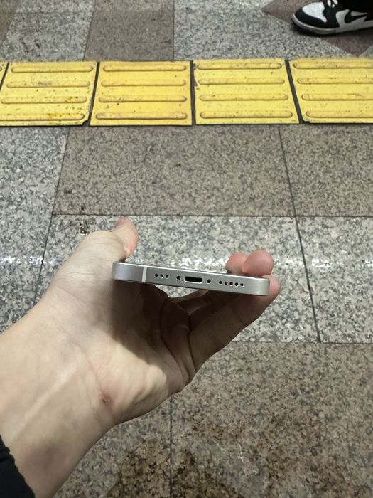 Продам Iphone 13