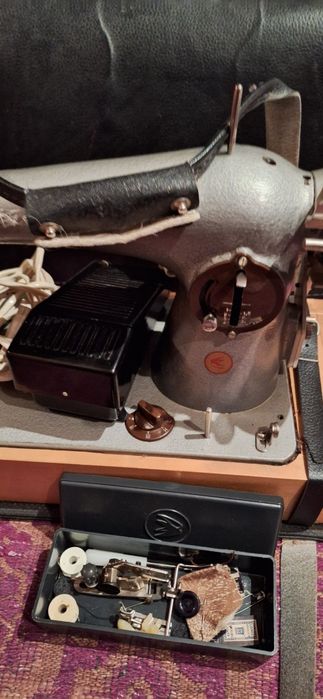 Шевна машина, едната е руска с мотор и другата е ръчна.