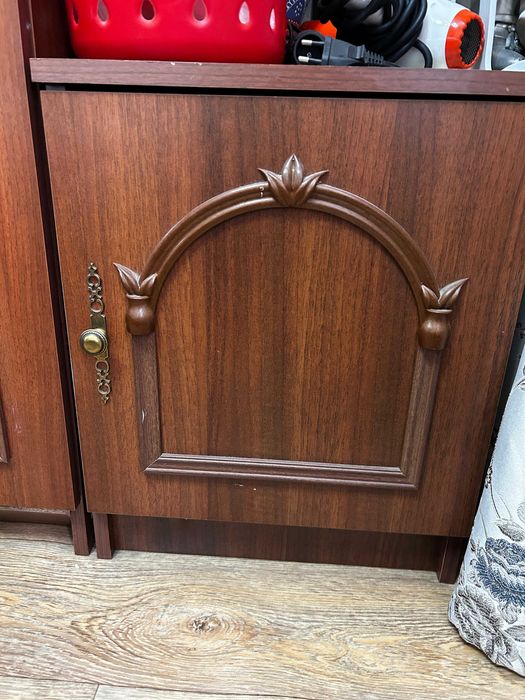 Тумбочки прикроватные комод с зеркалом.