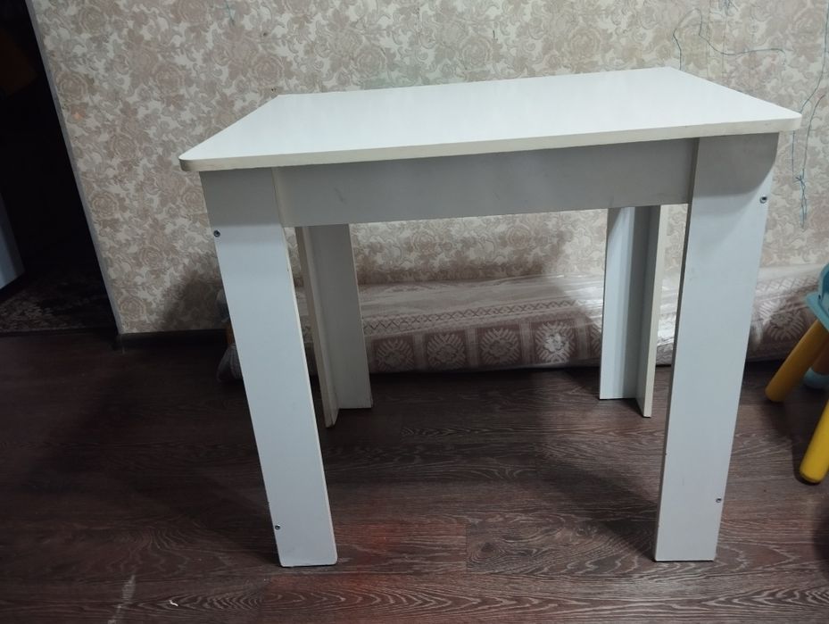 Стол белый продам недорого