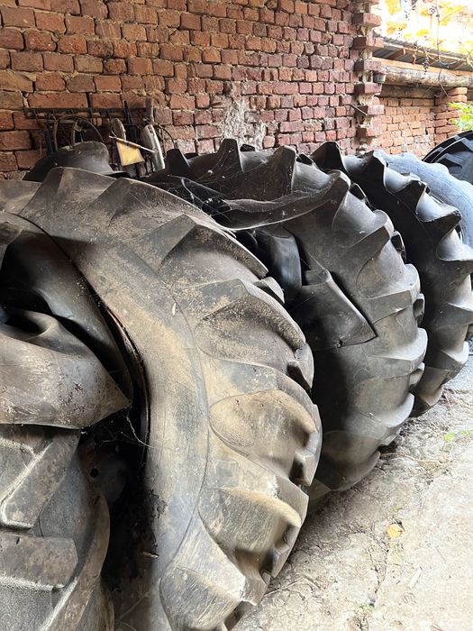 Vând cauciucuri 23.1/30 cu jante și fără jante